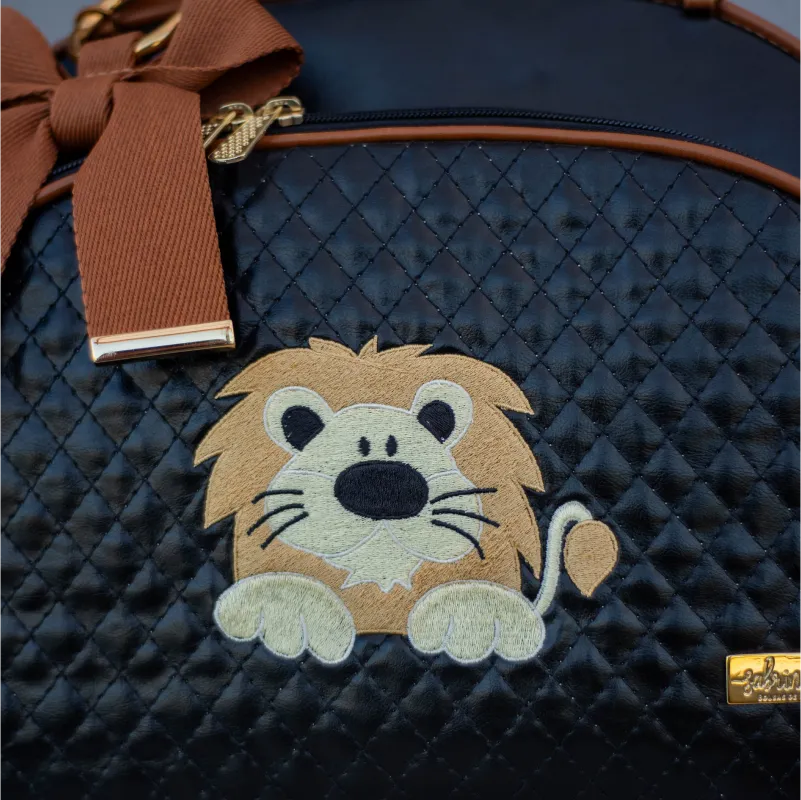 Bolsa da Mamãe - Couro Preto com Detalhes em Couro Caramelo e Bordado de Leão